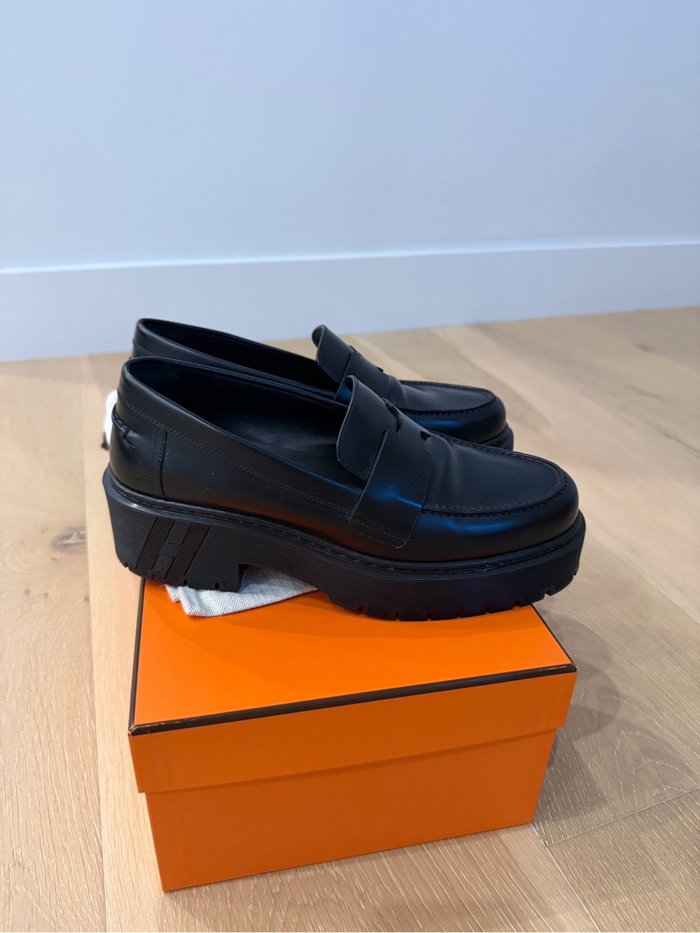 Elegant Hermes Hitch Loafers - Black Glacéd Calfskin - Size 40